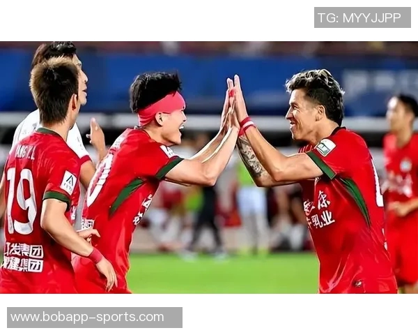 海港外援庆祝中超三连冠激情舞动更衣室尽显喜悦气氛